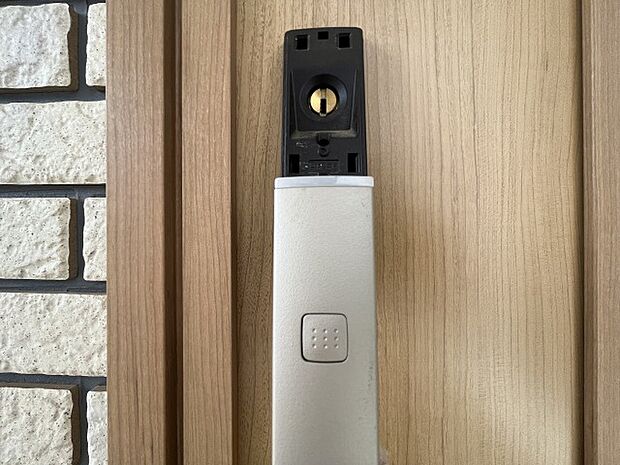 玄関はカードキーシステムを搭載しスマートでスピーディーな解錠が可能