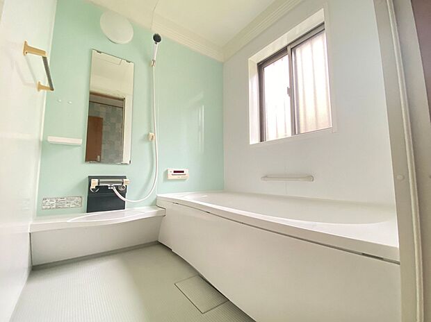 効果的に換気がしやすい窓付きの浴室。