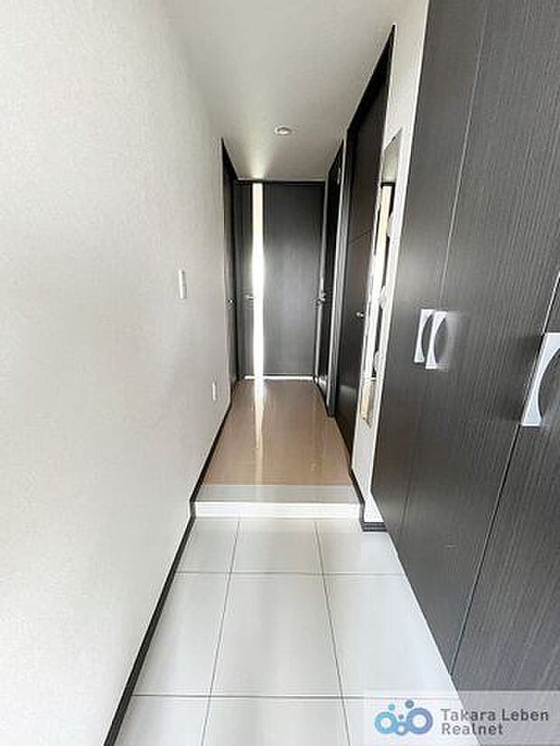 玄関収納はトール型の下足入れが設置されており、収納力がある為、履物が多いご家庭にも安心です。また、下部には空間があり、使用頻度の高い履物の収納スペースとして最適です。