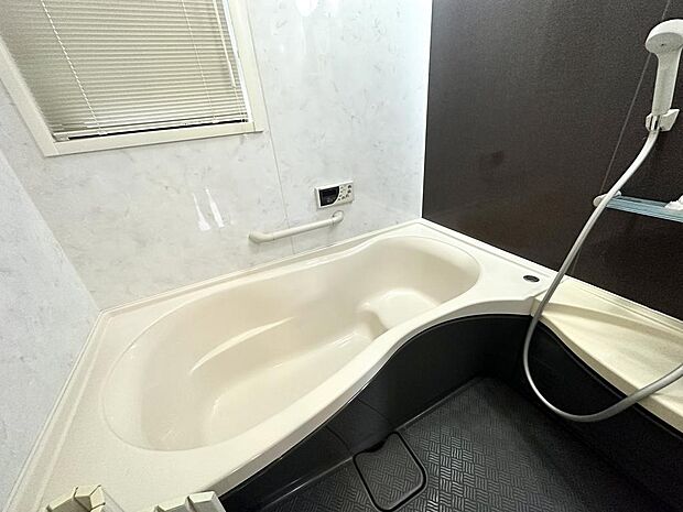 バスルームには、ゆとりのあるバスタブに、オートバス・追焚機能・浴室乾燥暖房機が完備されておりバスタイムを楽しめそうです。