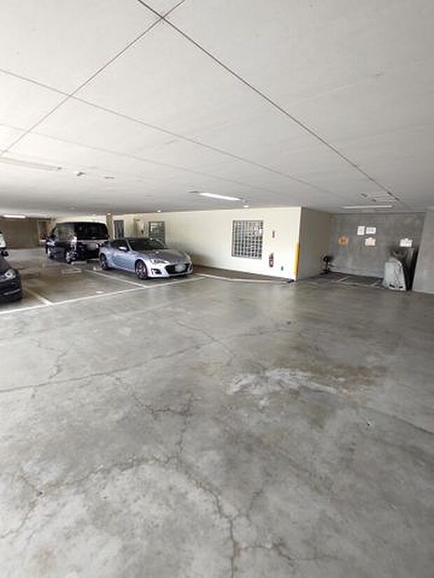 雨でも楽々　屋根付き駐車スペースもあります。