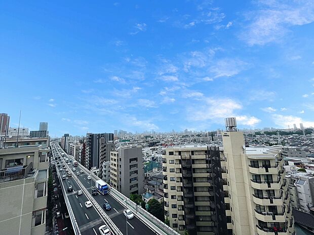 高台で陽当たり・通風・開放感・眺望に恵まれた環境です。