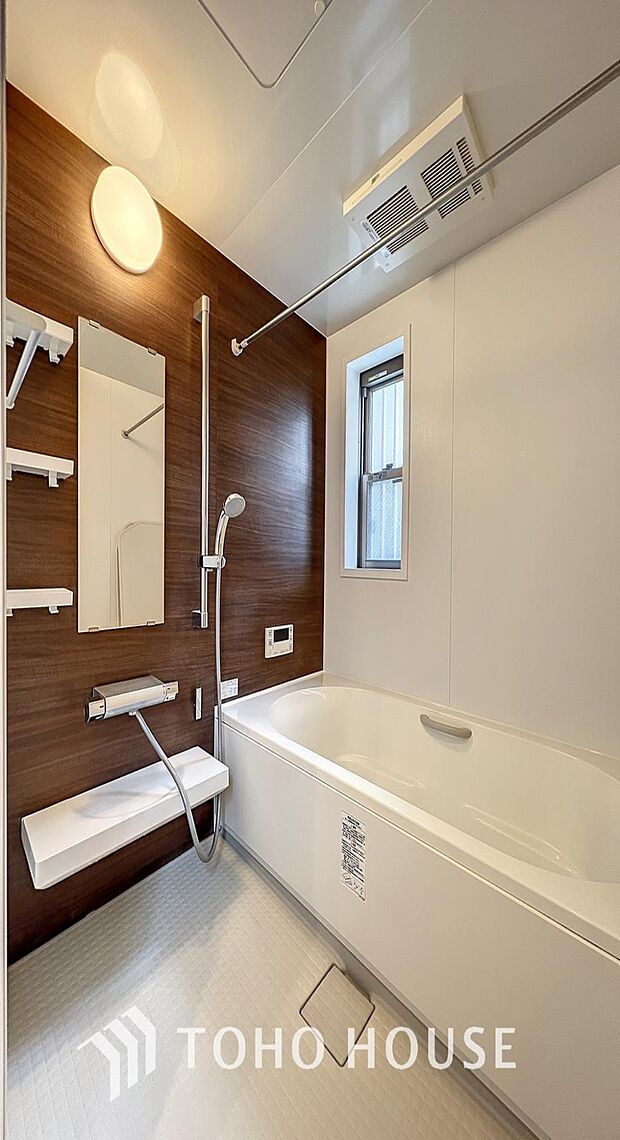 「一日の疲れを癒す」癒しの空間バスルームです。天気に左右されずに洗濯物を乾かせる、浴室乾燥機・オートバス機能付きです。