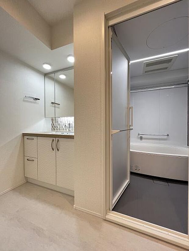 ハンドシャワー付き機能的な三面鏡洗面化粧台。ストレスフリーの広さの洗面所。