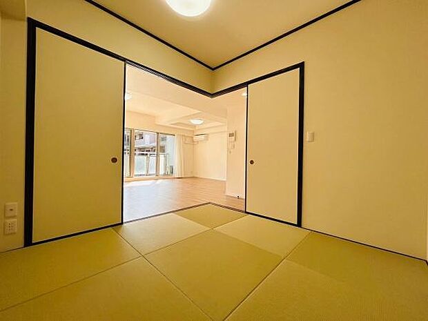 リビングの隣室は素敵な和室を。畳部屋があると落ち着けますね。