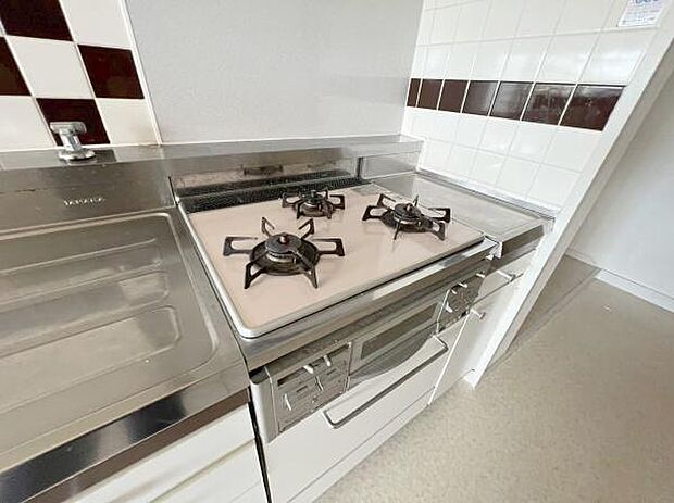 《システムキッチン》■三口タイプのガスコンロなので、複数の料理を同時に調理でき効率よく調理することができます。また、大きな鍋やフライパンも使えるため、料理の幅が広がります。