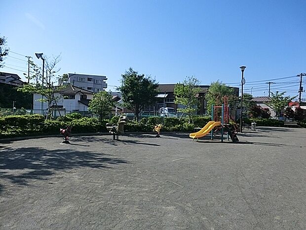 西谷梅の木公園まで541m、住宅街の比較的広めな公園です。設備にはトイレ・水飲み・手洗い場があります。スプリング遊具や滑り台があります。