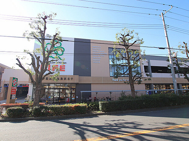 ライフ鶴見下野谷町店まで941m、国道15号から臨港鶴見川橋を渡ってすぐの場所にあるスーパー。夜22時まで営業しています。