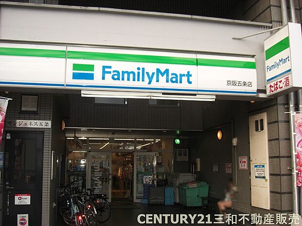 ファミリーマート京阪五条店まで350m、営業時間：24時間営業