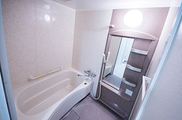 《浴室暖房乾燥機付きユニットバス》  上質が感じられるカラーリングで、清潔な空間美を実現。一日の疲れが癒される優雅なバスタイムを堪能できるゆとりあるバスルームです。
