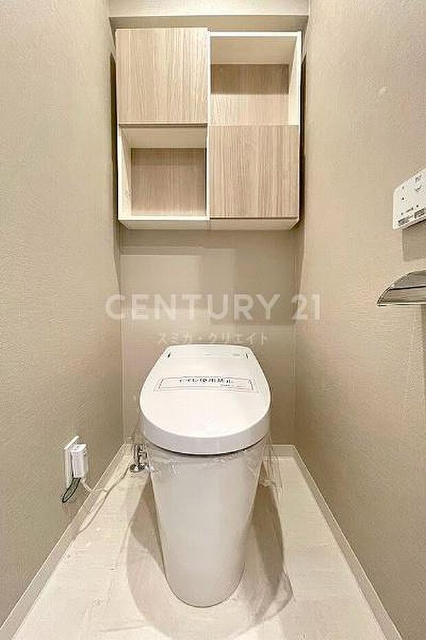 トイレ／新規交換済み、お手入れ便利なタンクレストイレです
