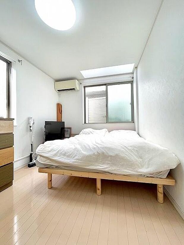 1階ベッドルーム 約7.0帖／二面採光とトップライトで明るいお部屋です。お好みのインテリアを楽しめるシンプルな内装デザインです。