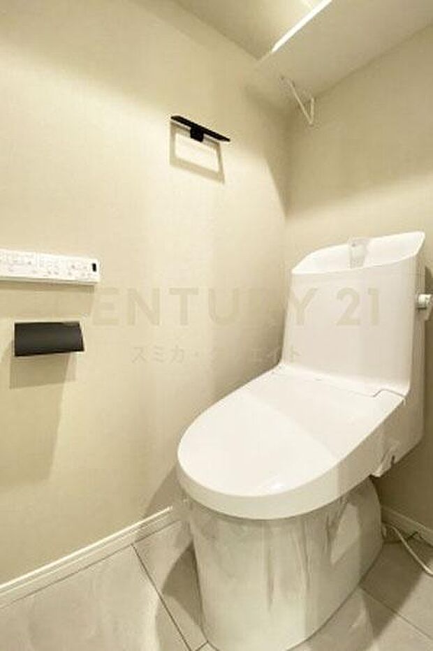 トイレ／新規交換済、LIXIL製、温水洗浄シャワートイレ一体型トイレです。