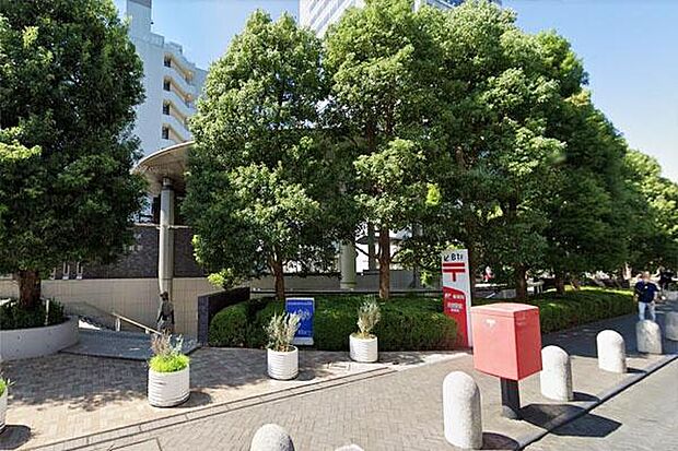 用賀駅前郵便局まで450m、世田谷ビジネススクエア内地下1階にあります。