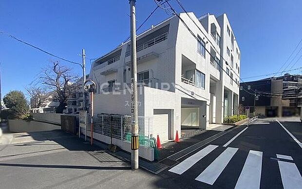 建物外観（2024.2撮影）／京急本線「日ノ出町」駅へ徒歩約5分、野毛山公園近くの閑静な住環境です。桜木町駅や関内駅も徒歩圏内、休日にはみなとみらいエリア方面へ散策も楽しめます！