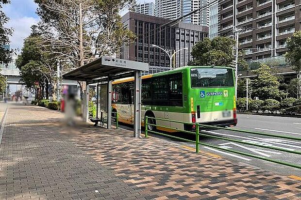 都営バス「新島橋南」停留所／マンション前にはバス停があります。築地・銀座・有楽町エリアや東京駅へのアクセスに便利です。
