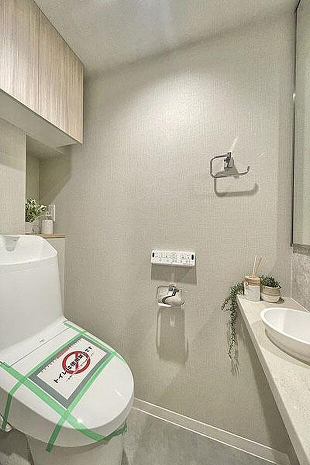 トイレ／新規交換済、温水洗浄機能付、来客時にも便利な手洗いカウンター付