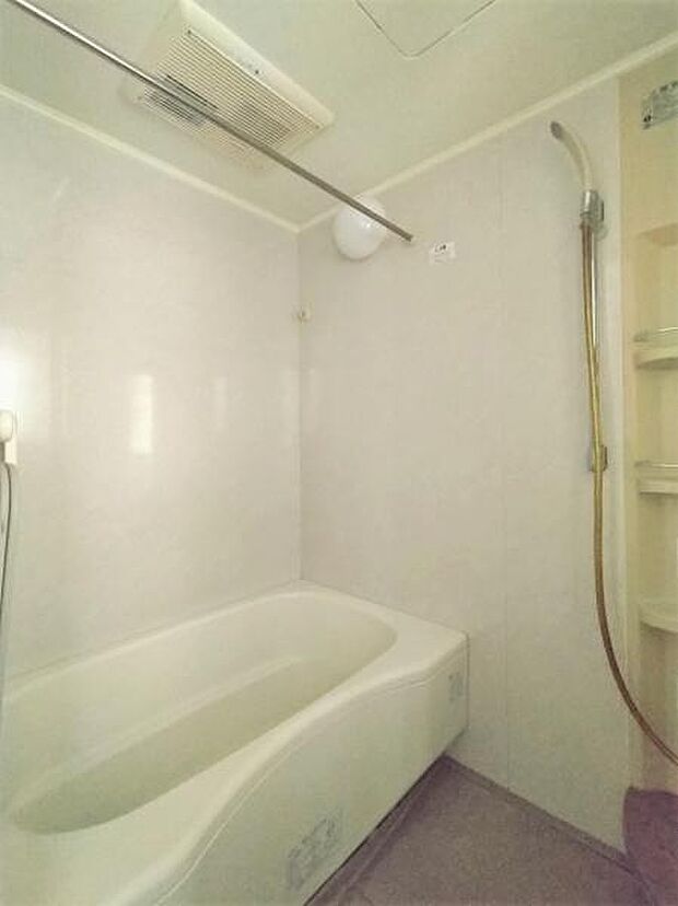 バスルーム／1218サイズ、浴室乾燥機付、サービスバルコニーに面した窓があり採光・換気も良好です！