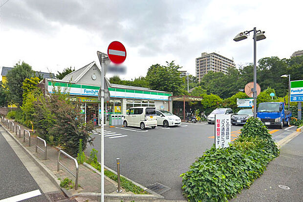 ファミリーマート深沢二丁目店まで700m