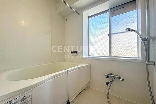 バスルーム／2015年新規交換済み、大きな窓付きで明るく清潔感のある浴室、浴室乾燥機・追い焚き機能付きです