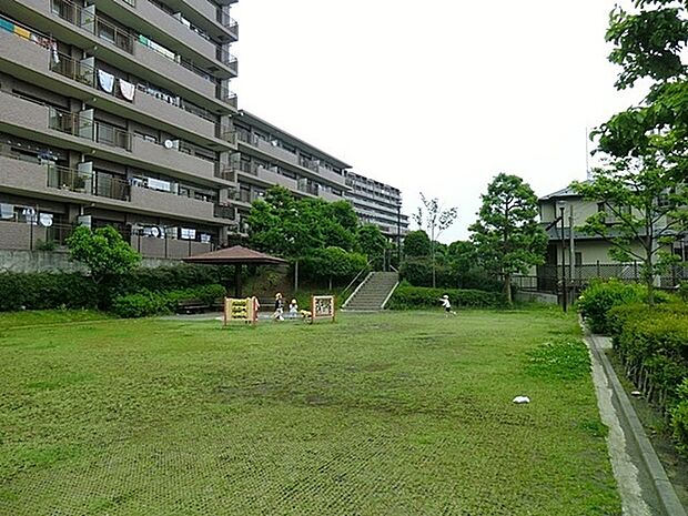 東本郷六丁目第二公園まで697m、東本郷六丁目第二公園は横浜市緑区にある住宅街の子どもが走り回れる広さの公園です。公園の設備には水飲み・手洗い場があります