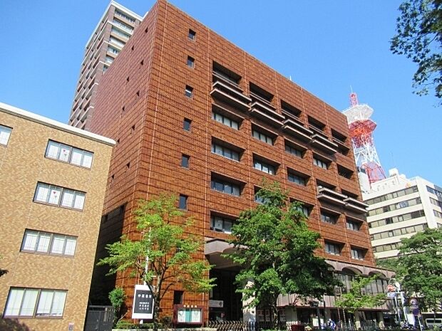 横浜市中区役所まで438m、 横浜市中区役所は、日本大通りに面した歴史的な建物で、昭和初期に建てられたものです。