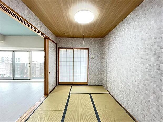 《和室》　■休日には畳のうえでゴロゴロと、至福の一時。冬にはコタツにミカンでテレビ鑑賞。日本人にはあって嬉しいジャパニーズルームです。畳はお引渡しまでに新畳を入れる予定です。