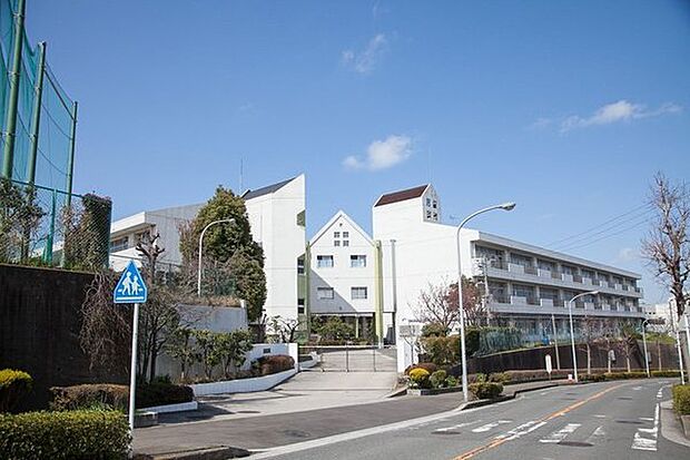 横浜市立小田中学校まで616m、学校教育目標：「個性が発揮できる学校生活」自ら学び、自分らしさを発揮し、生きる喜びを実感できる生徒を育てます。