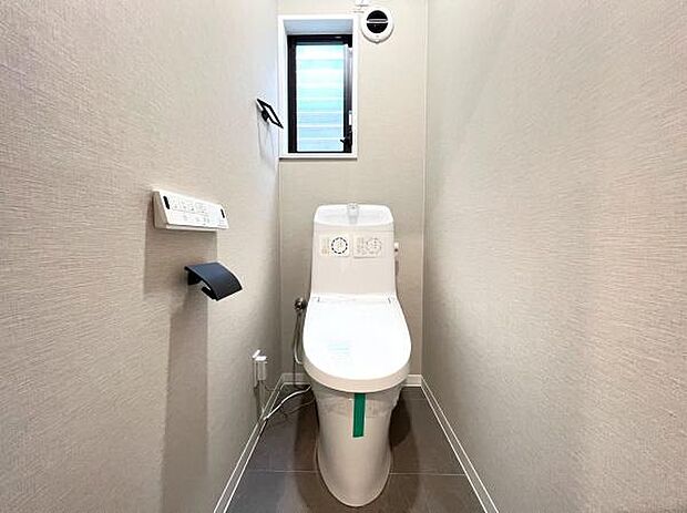 《トイレ》　■快適な使用感が人気の温水洗浄脱臭暖房機能を搭載。しかも汚れがつきにくく落ちやすい、洗浄力に優れた洗浄機能付トイレ。