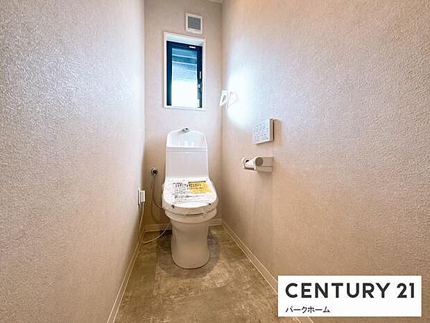 【トイレ】スッキリとしたデザインの温水洗浄便座付きトイレ。