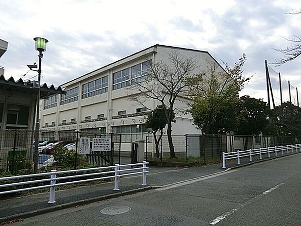 横浜市立富岡中学校まで1769m、「たくましく生きる力の育成」を目指し、自分を見つめ、生き方を考える教育を「富中自分づくり教育」として推進しています。