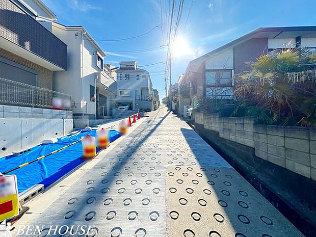 前面道路含む外観・周辺は落ち着いた雰囲気の住宅地です。小さなお子様がいるご家庭も安心ですね。