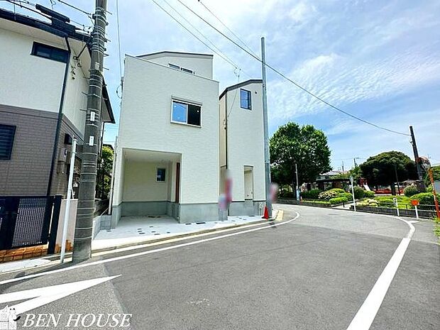 前面道路含む外観・ゆとりある前面道路に面した開放感溢れるお住まいです。見通しの良い前面道路でお車の駐車もしやすいですね。