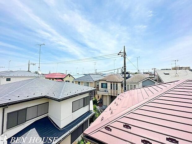 眺望・住まいの前面には高い建物がなく、開放感があります。遮る物がないので、陽当たりも良好です。