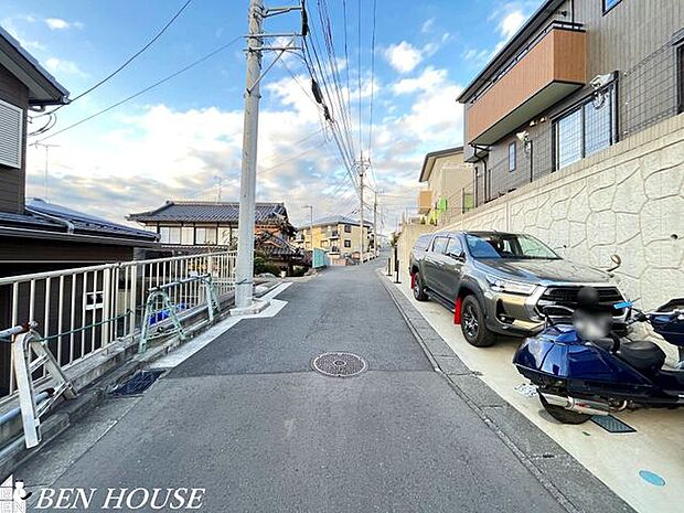 前面道路含む外観・見通しの良い前面道路。交通量が少ないので、車の出し入れもスムーズにできます。