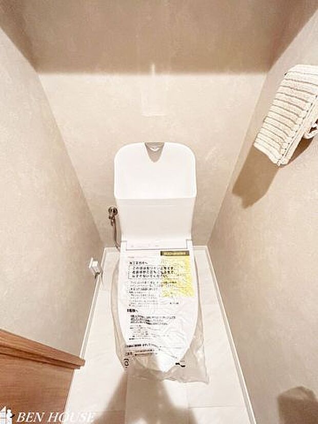 トイレ・新規交換済のシャワー洗浄機能付のトイレ・清潔感が印象的な空間です・リモコンは壁掛けタイプでお手入れもしやすい設備です