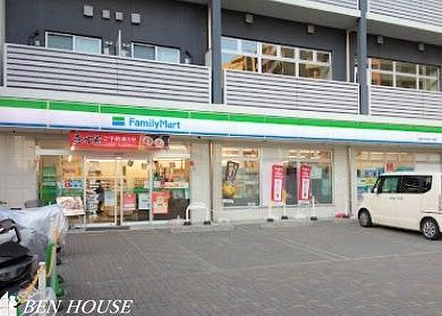 ファミリーマート横浜子安通三丁目店 徒歩3分。近くにあると嬉しいコンビニエンスストア。 210m