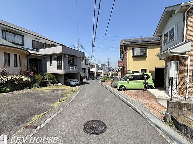 前面道路含む外観・見通しの良い前面道路でお車の駐車も楽々です！