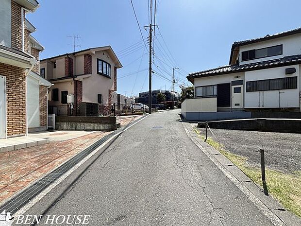 前面道路含む外観・周辺は落ち着いた雰囲気の住宅地です。小さなお子様がいるご家庭も安心ですね。