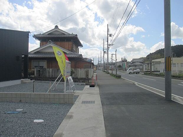 府道沿いで、国道9号線へも、京都縦貫道へもアクセス良好！