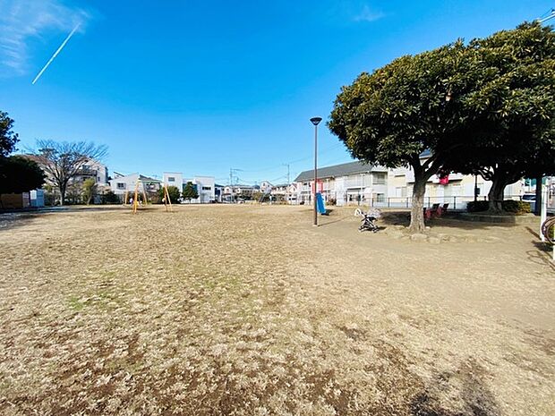 上西原公園まで1155m、藤沢市の住宅街にある公園です。