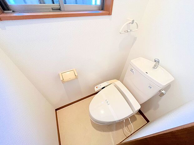 1、2階の階段近くに洗浄便座付きのトイレを設置。慌ただしい朝も安心ですね。