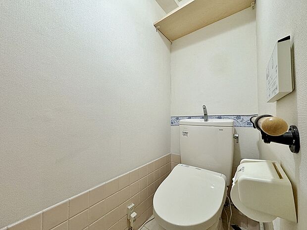 Toilet美しく清潔なこちらの空間もイゴコチの良い空間に。もちろんウォッシュレット＆ウォームレットが付いて吊り戸棚もあります。