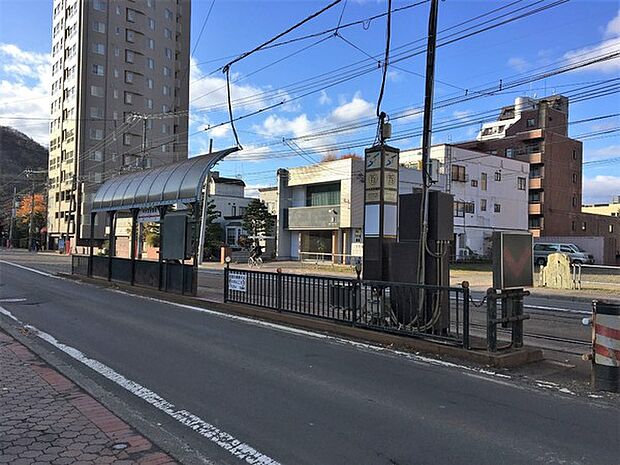 札幌市電「中央図書館前」駅まで620m