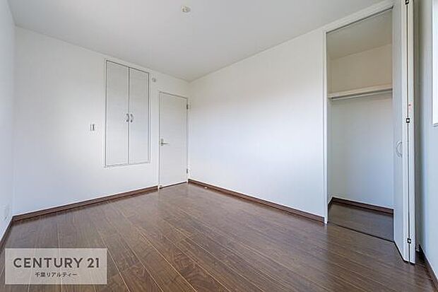 白を基調とした洋室は、シンプルなデザインで家具を選びません！お気に入り家具を置いて自分だけのくつろぎ空間を作り上げることができます。壁面も広くレイアウトも自由自在です。