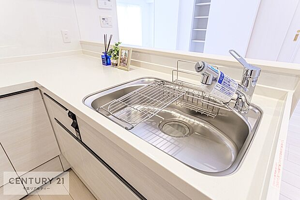 ワイドなシンクですね！水が跳ねにくく洗物がしやすい家事が楽々仕様のシステムキッチンです！デザイン性と機能性を兼ねたキッチンで清潔感がありますね！