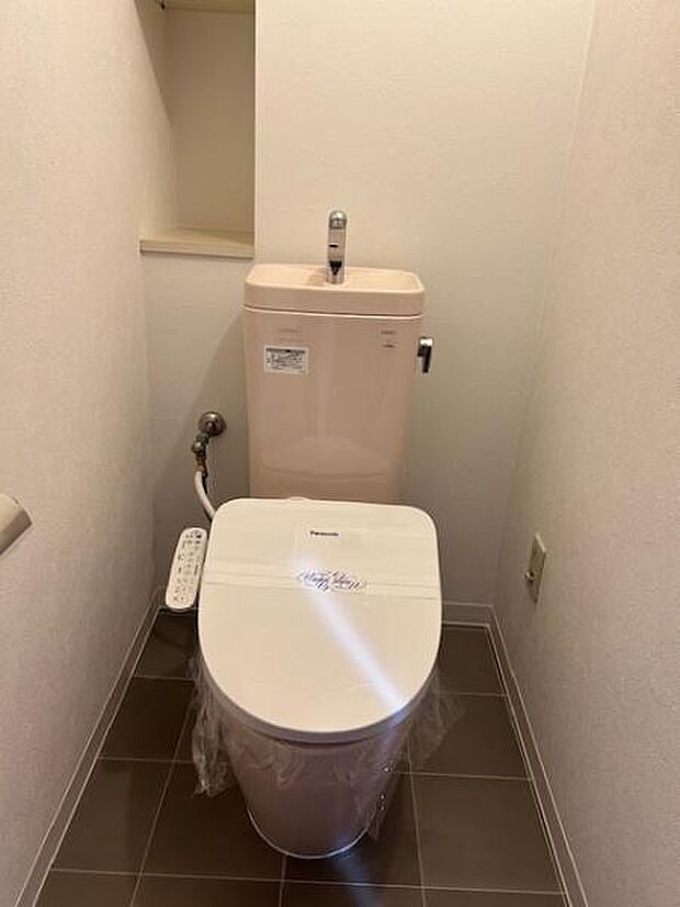 温水洗浄便座付きのトイレです