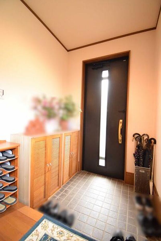 スッキリとした玄関です。ドアのスリットから優しい自然光が差し込みます。