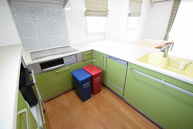 明るく開放感のあるキッチン！IHクッキングヒーターでお掃除もラクラク◎収納スペースもたっぷり！