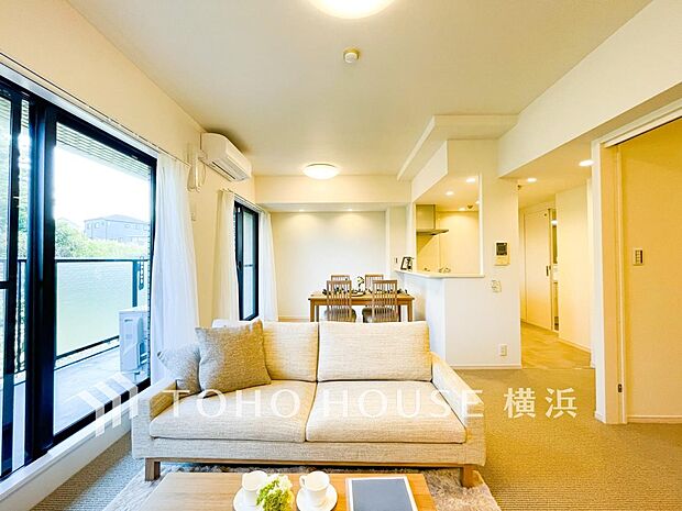 明るく開放的な空間が広がるLDK。室内には豊かな陽光が注ぎ込み、爽やかな住空間を演出。